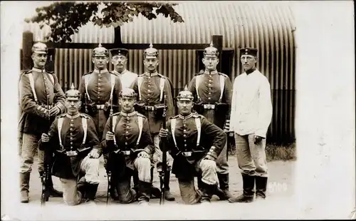 Foto Ak Deutsche Soldaten in Uniformen vor einer Baracke