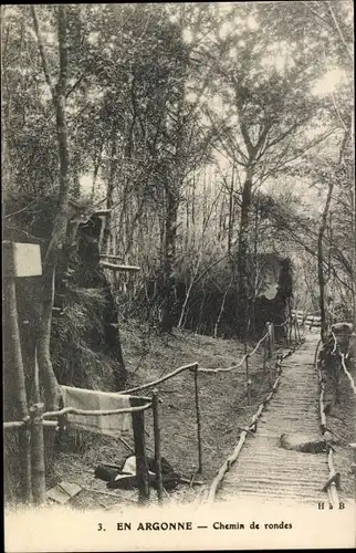 Ak Argonne Frankreich, Chemin de rondes, Weg, Wald, Hütte