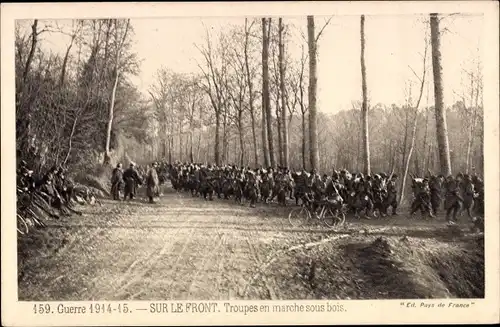 Ak Frankreich, sur le Front, Troupes en marche sous bois, Truppenkolonne, 1.Weltkrieg