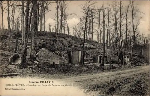 AK Guerre 1914-1914, Bois le Pretre, Carrefour et poste de secours du mouchoir