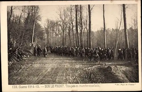 Ak Frankreich, sur le Front, Troupes en marche sous bois, Truppenkolonne, 1.Weltkrieg