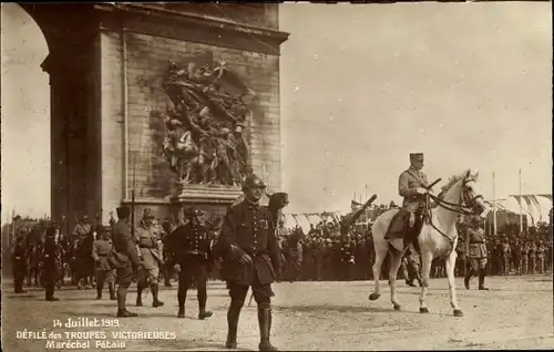 Ak Paris, Defile des Troupes Victorieuses, Marechal Petain, Soldaten, Pferd