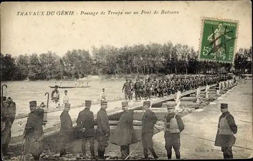 Ak Genie, Travaux du Genie, Passage de Troupe sur un Pont de Bateaux, Soldaten