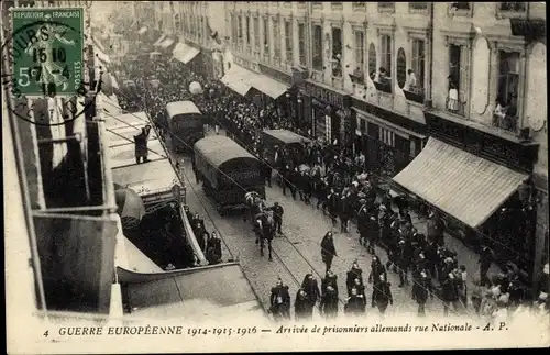 Ak Guerre Europeenne, Arrivee de prisionniers allemands rue Nationale, Soldaten, Kriegsgefangene