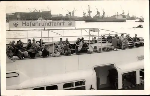 Foto Ak Hamburger Hafen, Hafenrundfahrt, Passagiere