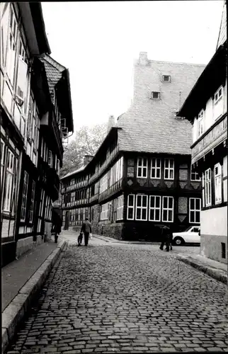 Foto Ak Straßenpartie, Kopfsteinpflaster, Fachwerkhäuser