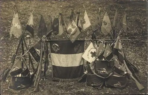 Foto Ak Französische Nationalflagge und Regimentsfahnen