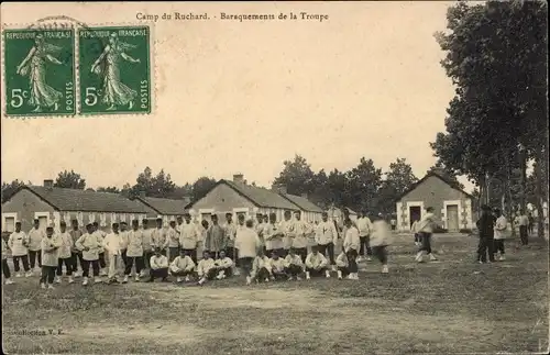 Ak Camp du Ruchard Indre et Loire, Baraquements de la Troupe, Gruppenbild