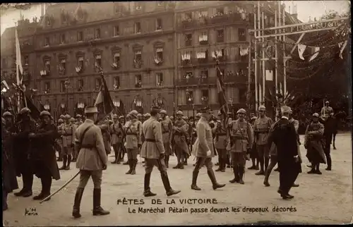 Ak Paris, Fetes de la Victoire, Le Marechal Petain passe devant les Drapeaux decores