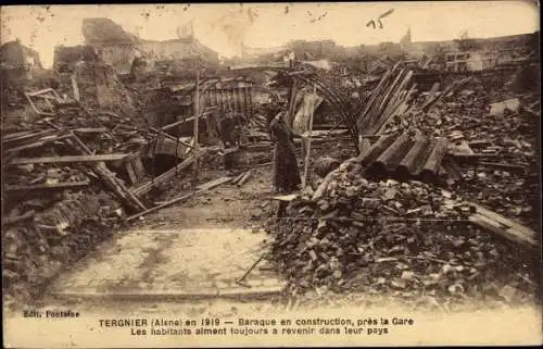 Ak Tergnier Aisne, 1919, Baraque en construction, pres la Gare, habitants alment toujours revenir