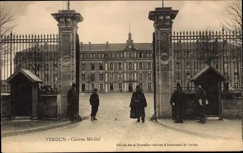 Ak Verdun Meuse, Caserne Miribel, Eingang, Soldaten, Kaserne