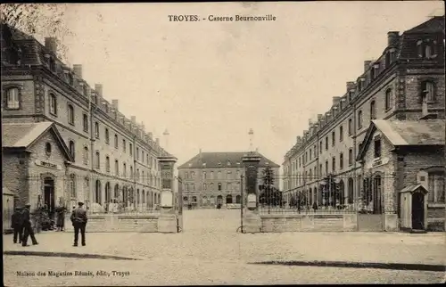 Ak Troyes Aube, Caserne Beurnonville, Kaserne, Außenansicht, Soldaten