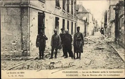 Ak Soissons Aisne, la rue de Breuton apres le bombardement, La Guerre 1914