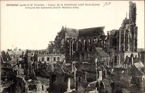 Ak Soissons Aisne, apres la 2e Invasion, Autour de la Cathedrale cote Nord-Oest