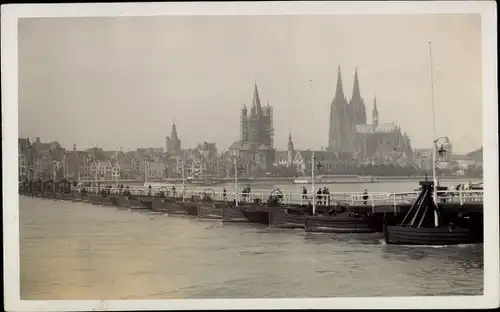 Ak Köln am Rhein, romanische Kirche, Dampferanleger, Dom, Seebrücke, Boote