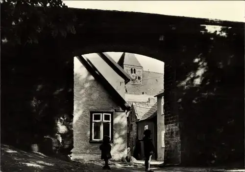 Ak Penzlin in Mecklenburg, Kinder an der alten Stadtmauer