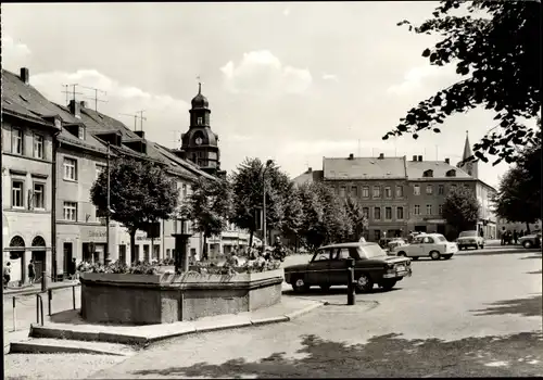 Ak Schleiz im Vogtland Thüringen, Partie am Altmarkt, Brunnen, Autos, Uhrturm