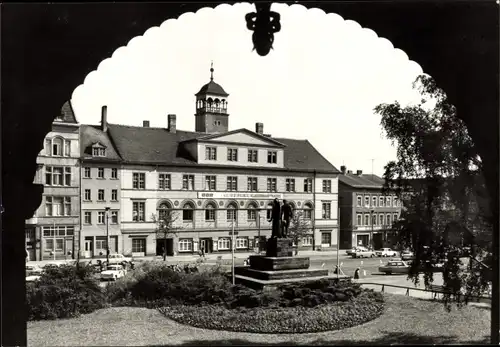 Ak Zeitz in Sachsen Anhalt, Friedensplatz, Torbogen, Statue, Denkmal