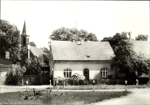 Ak Groß Quassow Userin in Mecklenburg, Dorf, Kirche, Außenansicht