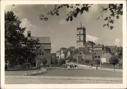 Ak Neustrelitz in Mecklenburg, Stadtansicht, Turm, Straßenpartie