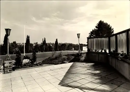 Ak Werdau in Sachsen, Bezirkssportschule Kurt Schlosser, Außenansicht, Fußballplatz, Terrasse