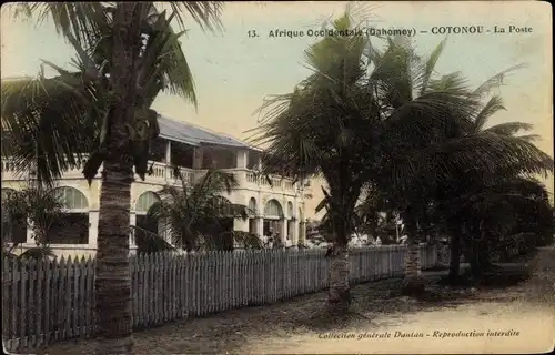 Ak Cotonou Dahomey Benin, die Poststation mit Zaun und Palmen