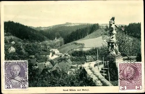 Ak Nové Město nad Metují Neustadt an der Mettau Reg. Königgrätz, Gesamtansicht, Denkmal