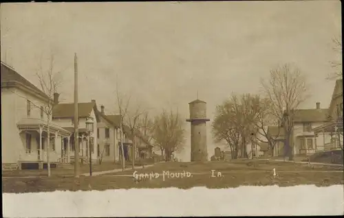 Ak Grand Mound Iowa USA, Straßenpartie, Wasserturm