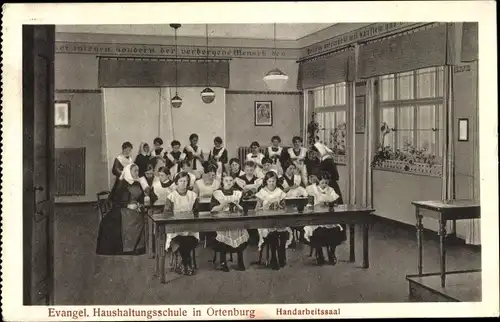 Ak Ortenburg Niederbayern, Ev. Haushaltungsschule, Handarbeitssaal, Schüler