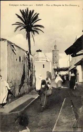 Ak Rabat Marokko, Rue en Mosquee de Dur-Demana, Straßenszene, Minarett