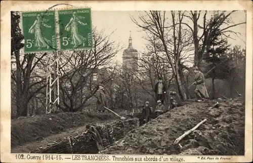 Ak Les Tranchees, Tranchees aux abords d´un village, Schützengraben, Soldaten