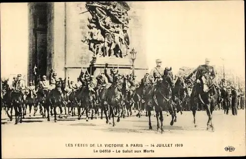 Ak Paris, Arc de Triomphe, Les Fetes de la Victoire 14 Juillet 1919, Défilé, Le Salut aux Morts