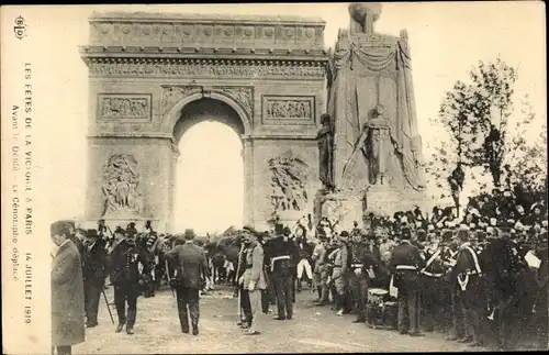 Ak Paris, Fêtes de la Victoire, 14 Juillet 1919, Le Cénotaphe déplacé, Arc de Triomphe