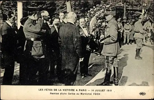 Ak Paris, Les Fetes de la Victoire, 14 Juillet 1919, Remise d'une Gerbe au Maréchal Foch