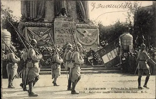 Ak Paris, Fetes de la Victoire, 14 Juilet 1919, Salut aux morts, Soldatenparade vor Ehrenmal