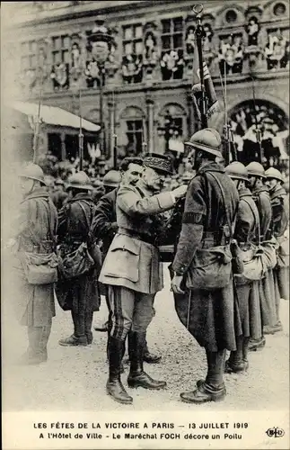 Ak Fetes de la Victoire a Paris 1919, Hotel de Ville, Le Marechal Foch decore un Poilu