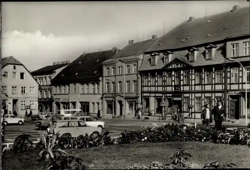 Ak Waren an der Müritz, Marktplatz, Autos