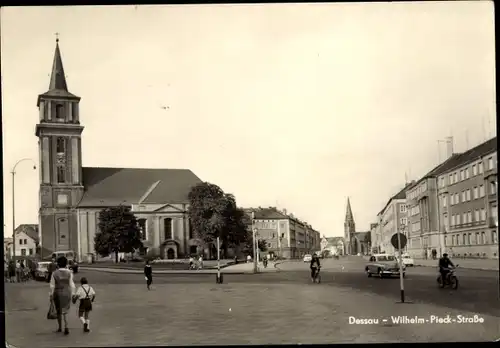 Ak Dessau in Sachsen Anhalt, Wilhelm Pieck Straße, Kirche