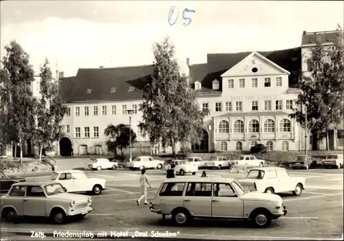 Ak Zeitz im Burgenlandkreis, Friedensplatz mit Hotel Drei Schwäne, Parkplatz, Trabant, Wartburg 353