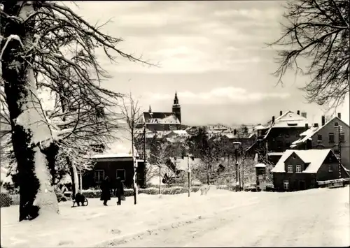 Ak Schneeberg im Erzgebirge, Teilansicht, Kirche, Schlitten, Winter, Schnee