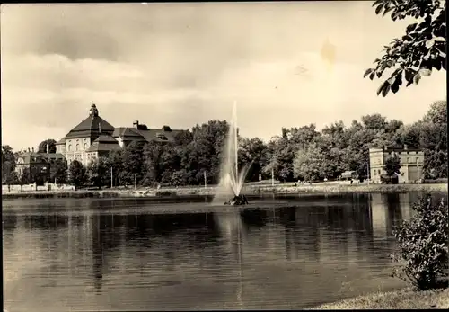 Ak Borna in Sachsen, Breiter Teich, Fontäne, Erweiterte Oberschule