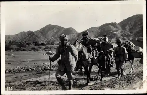 Foto Ak Marokko, Soldatenkonvoi, Pferde tragen Ausrüstung