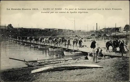 Ak Dans le Nord Un pont de bateaux construit par le Genie Francais, traversé par un convoi
