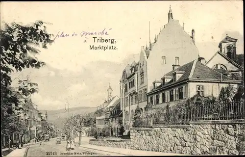 Ak Triberg im Schwarzwald, Partie am Marktplatz, Häuser, Frauen