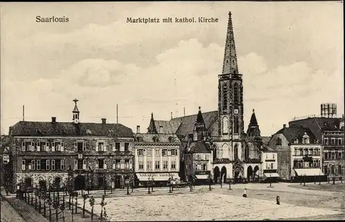 Ak Saarlouis im Saarland, Marktplatz mit katholischer Kirche