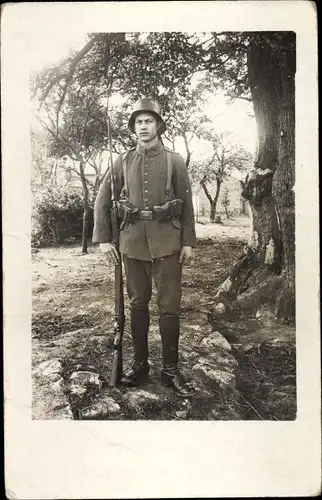 Foto Ak Deutscher Soldat in Uniform mit Bajonett, Portrait