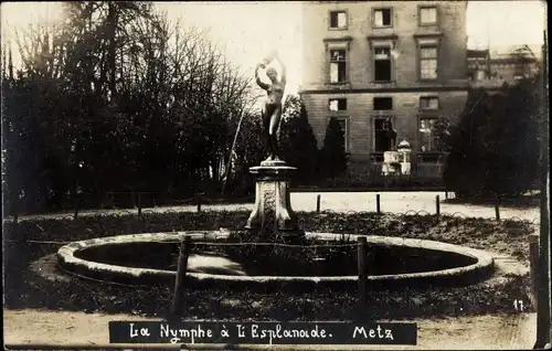 Foto Ak Metz Moselle, La Nymphe a l'Esplanade, Brunnen