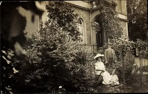 Foto Ak Sarrebourg Saarburg Lothringen Moselle, Lange Straße 82, Familie im Garten, Villa