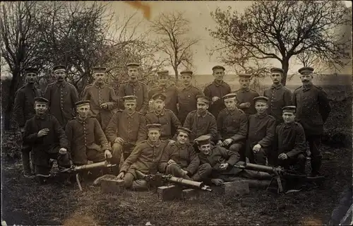 Foto Ak Deutsche Soldaten in Uniformen, Gruppenaufnahme, I WK