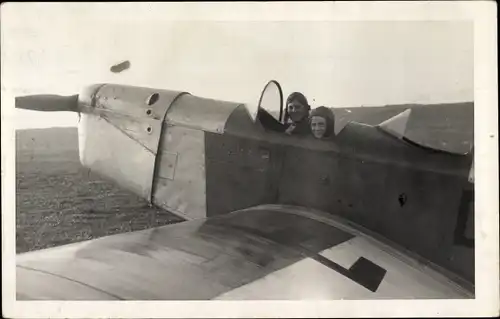 Foto Ak Flugzeug, Zwei Personen im Cockpit